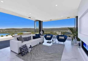 Stylish Penthouse with Views & Jacuzzi